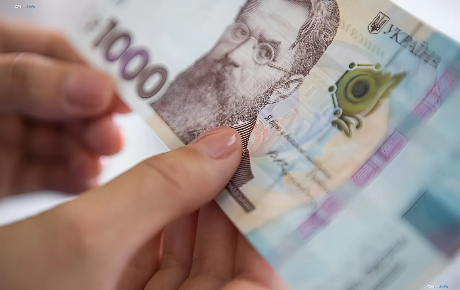 Российская банкнота 1000 рублей с портретом Ленина, символизирующая финансовую помощь