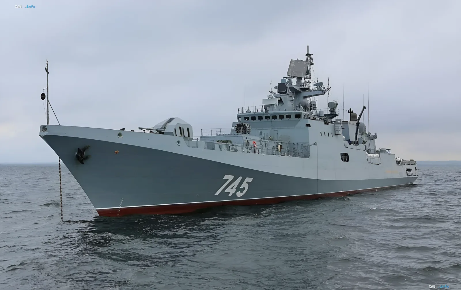 Российский фрегат «Адмирал Григорович» (бортовой номер 745) в Ла-Манше во время инцидента с британской яхтой
