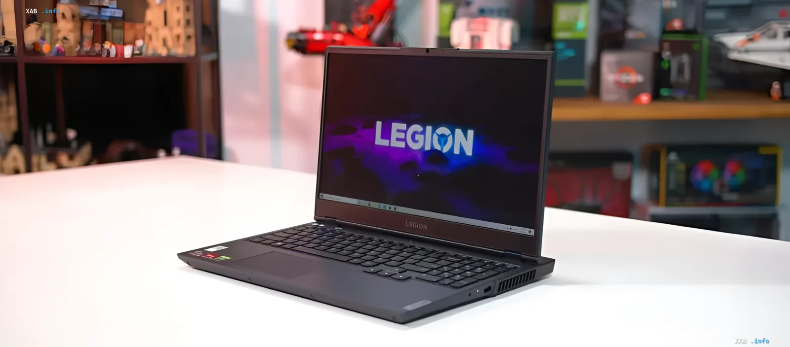 Gaming-Laptop Lenovo Legion mit Logo auf dem Bildschirm — eine leistungsstarke AMD-basierte Plattform, im Gegensatz zum MacBook NEO, bei dem die meisten Top-Spiele nicht starten