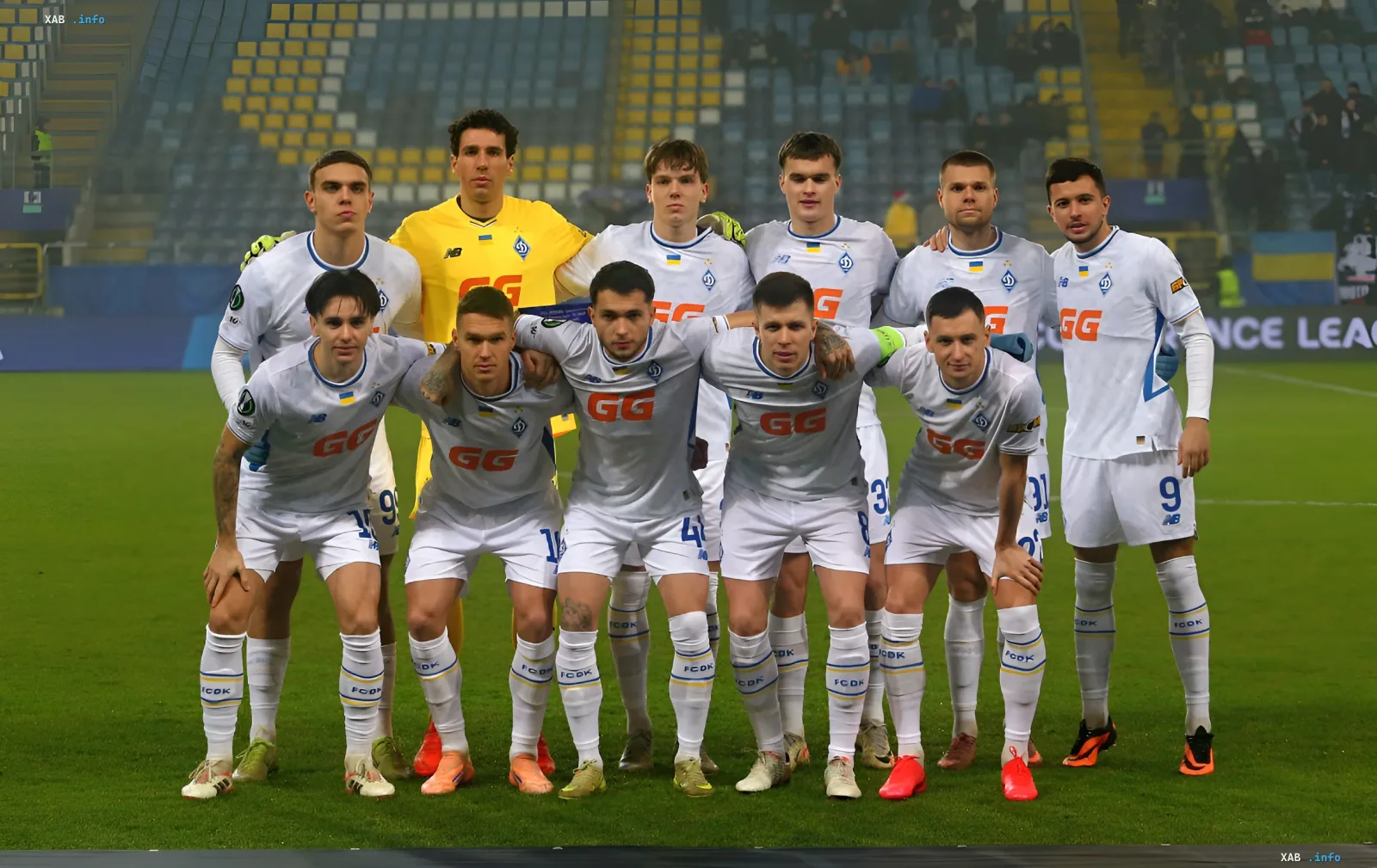 Гравецький склад київського «Динамо» перед матчем у Лізі Європи, команда у білих футболках з логотипом спонсора GG