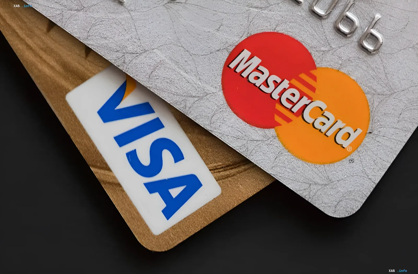 Кредитные карты Visa и Mastercard, символизирующие глобальные платежные системы, которые Европа стремится заменить на собственные решения для обеспечения финансового суверенитета.