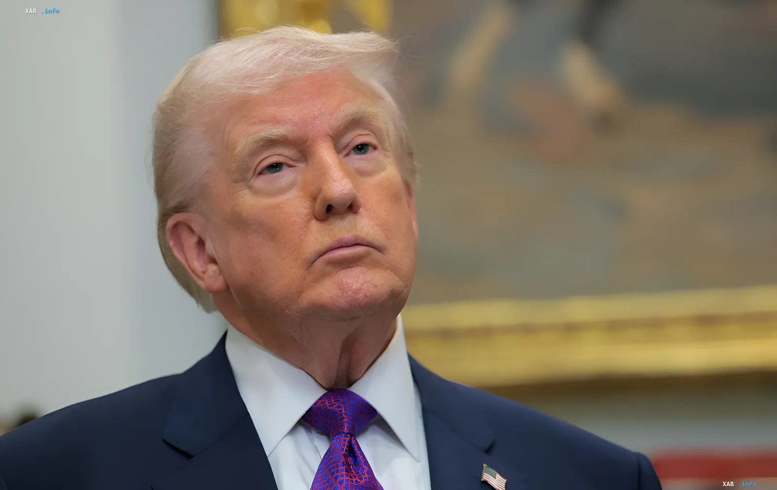 Дональд Трамп в официальном костюме с американским флагом на лацкане, взгляд направлен вверх — символ напряжения после раскрытия заговора ФБР