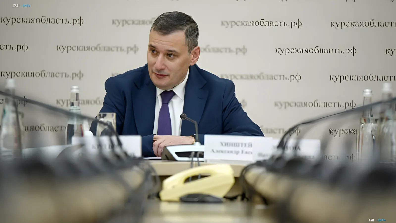 Губернатор Курской области Роман Старовойт на заседании с серьезным выражением лица, что отражает жесткую реакцию на скандал в студии Льговского района