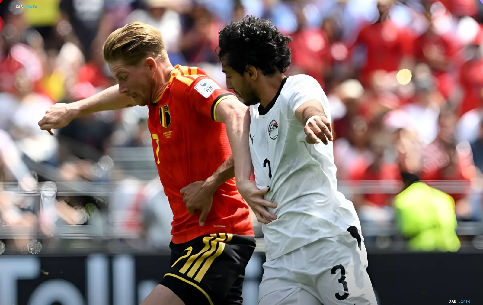 Belgischer Fußballspieler im roten Trikot kämpft um den Ball gegen einen Gegner in Weiß bei der WM 2026