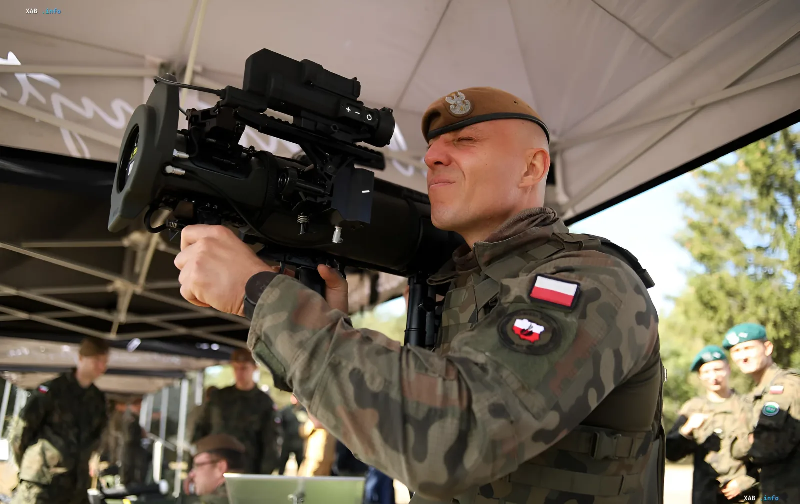 Польский военнослужащий с ракетным комплексом: символ европейской безопасности в контексте канадской программы SAFE
