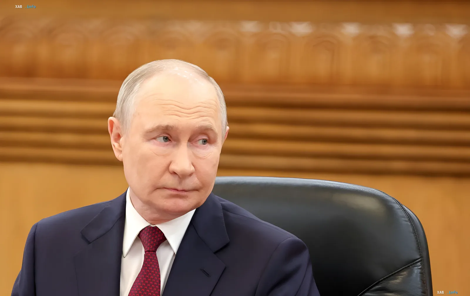 Владимир Путин на фоне закрытия завода Aurus в Татарстане, символизируя конец эры российского премиум-автомобилестроения