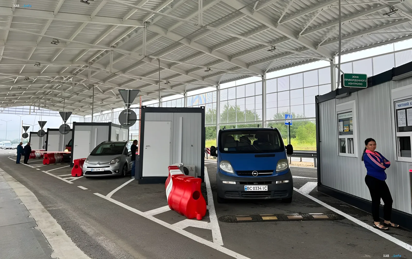 Очередь автомобилей на украинской границе: серебристый Citroen и синий Opel в зоне пограничного контроля