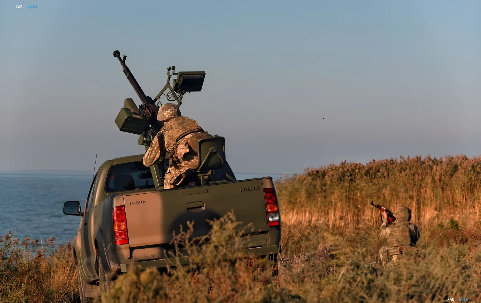 Украинские военные на Toyota Hilux с зенитным пулеметом в прибрежной зоне во время массированной атаки дронов и ракет «Искандер» 16 июня