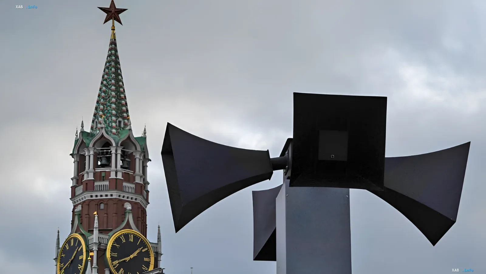 Монументальные громкоговорители перед Спасской башней Кремля — символ российской пропаганды, против которой европейский ИИ оказывается бессильным