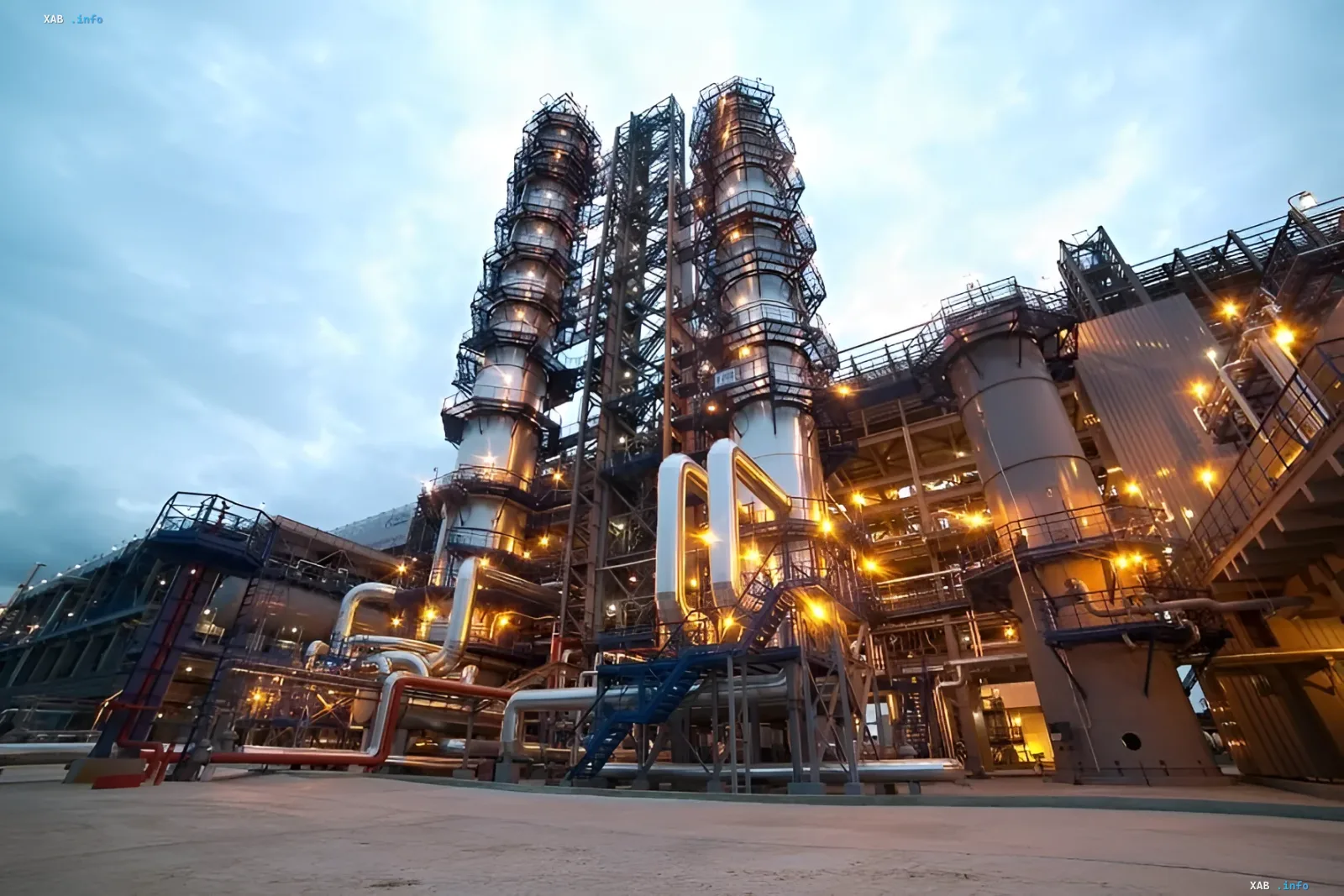 Strike on Moscow Oil Refinery: consequences for fuel infrastructure Moscow Oil Refinery: night view of industrial units and tanks after the strike that paralyzed the capital's fuel system