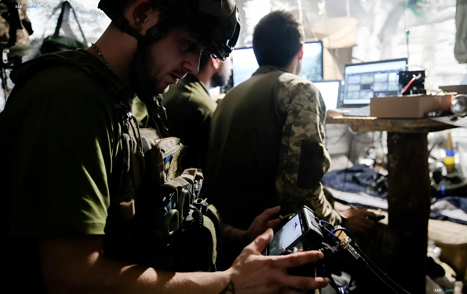 Ukrainische Militäroperatoren steuern Drohnen-Aufklärung im Feld, was die Bedeutung moderner Technologien und Motivationszahlungen zur Steigerung der Effizienz unterstreicht