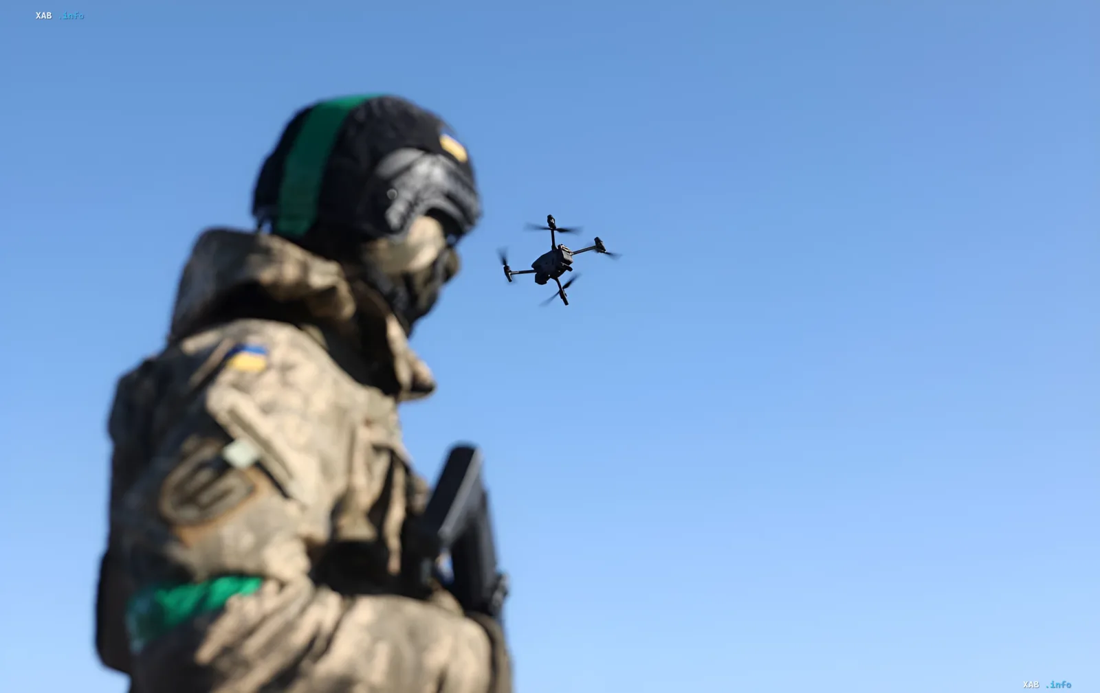 Ukrainischer Soldat steuert einen KI-gestützten Drohne im Rahmen des Terminator-Projekts