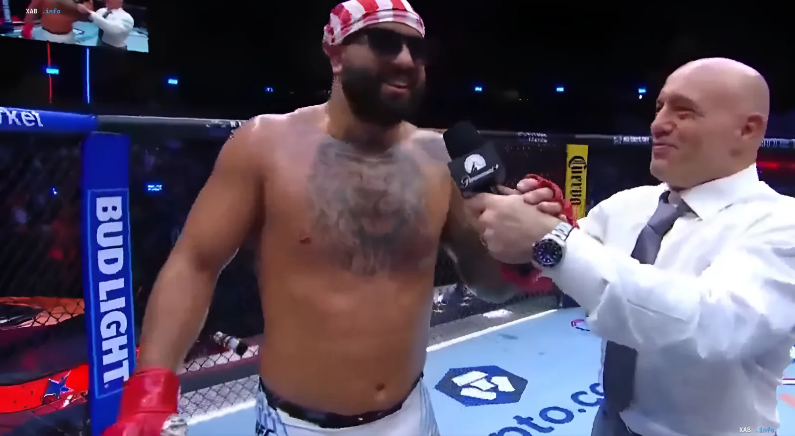 Джош Хокіт в октагоні UFC під час інтерв'ю, яке стало причиною скандалу з образами Мішель Обами