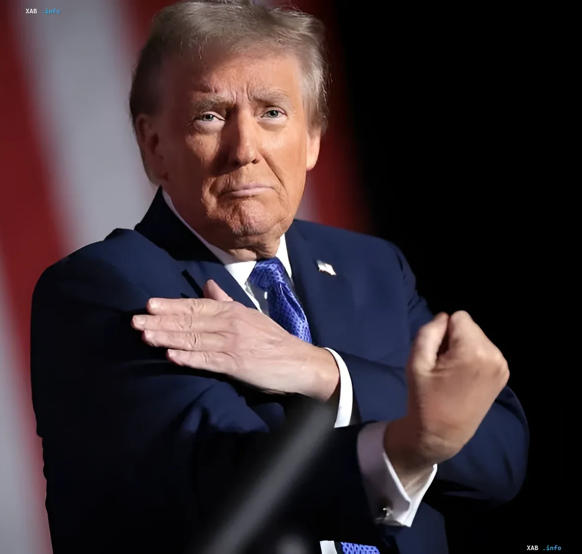 Дональд Трамп в синем костюме с жестом, символизирующим продажу или обмен, на фоне американского флага — иллюстрация к статье о его позиции по помощи Украине