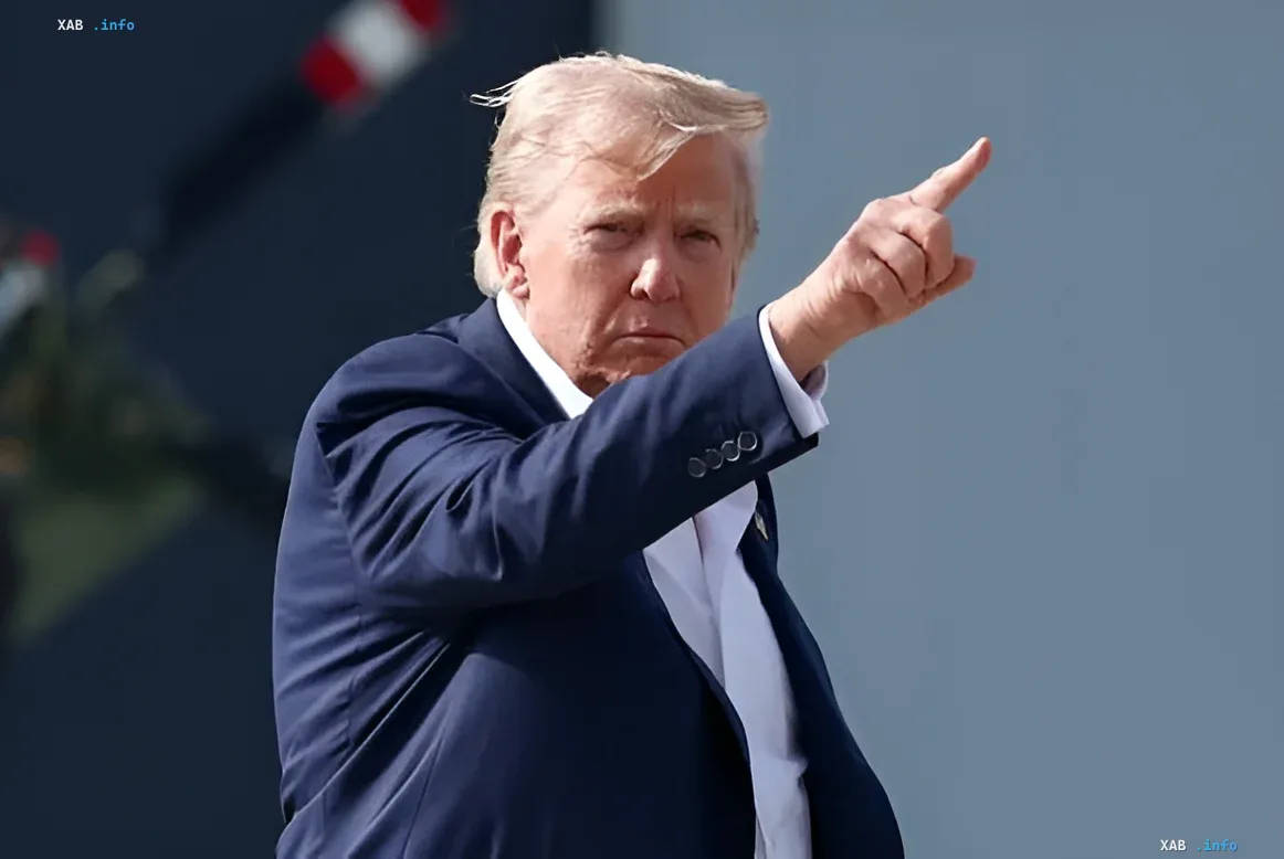 Трамп жестко указывает на факты: помощь Украине — это бизнес, а не благотворительность Дональд Трамп указывает пальцем, иллюстрируя свою позицию о продаже, а не дарении помощи Украине