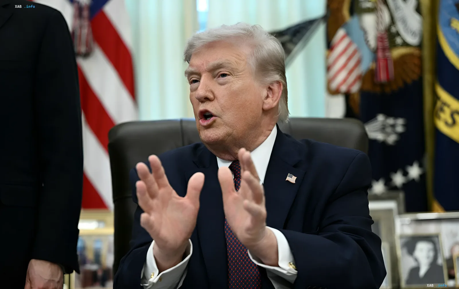Дональд Трамп в Овальном кабинете жестикулирует во время разговора о переговорах по Украине