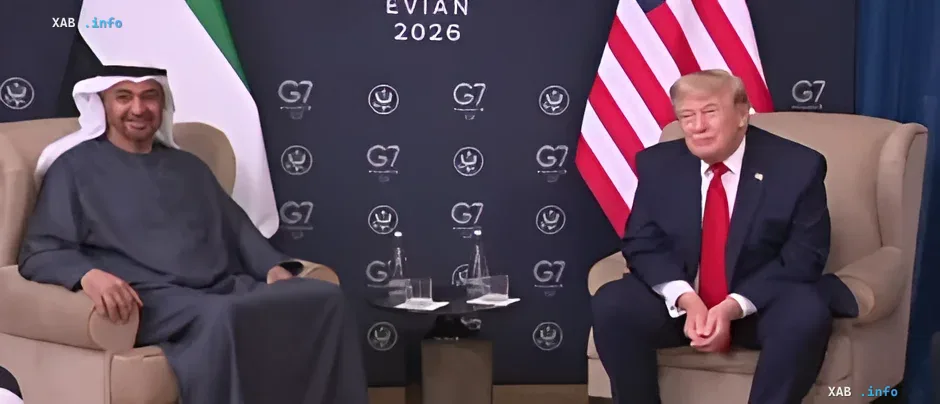 Встреча Дональда Трампа и Саудовского принца Мухаммеда бин Салмана на фоне флага США и Саудовской Аравии, обсуждение энергетической политики и санкций против российской нефти