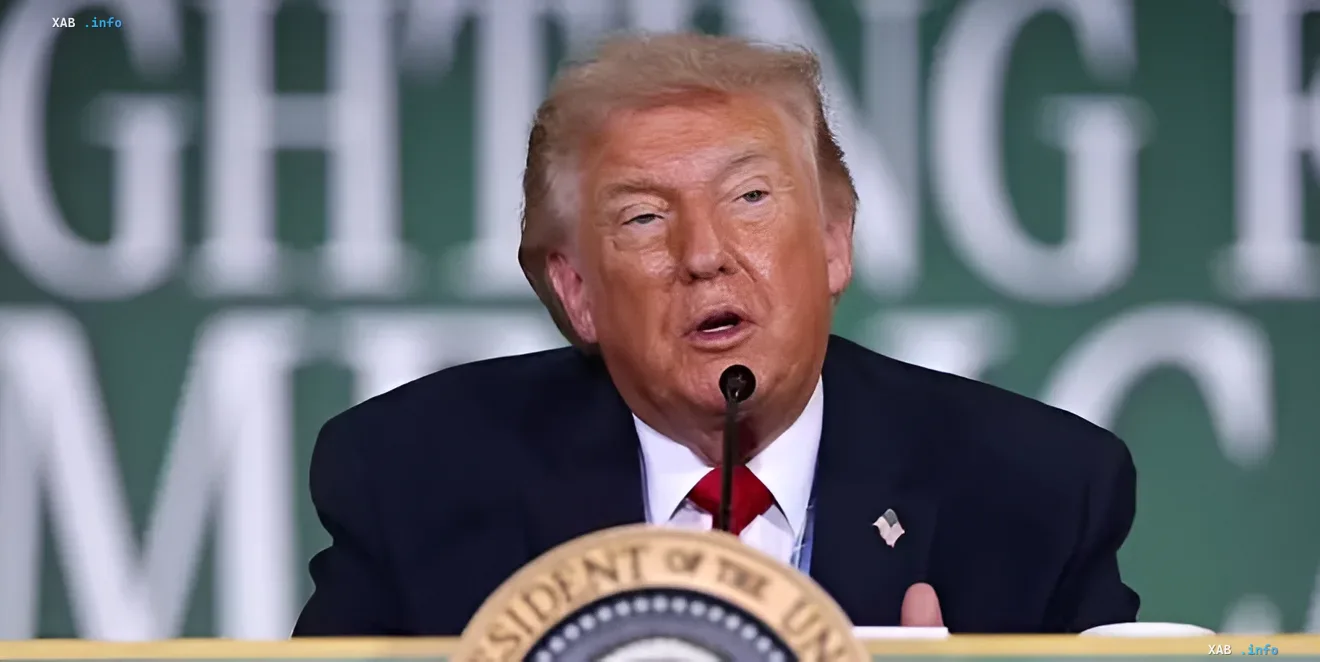 Президент США Дональд Трамп особисто зачитує текст угоди з Іраном Дональд Трамп зачитує текст угоди з Іраном, виступаючи проти фейкових новин
