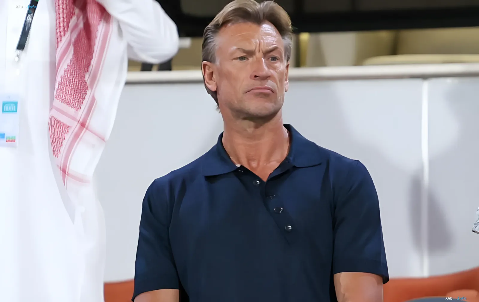 Ерве Ренар у задумливості на фоні стадіону, після призначення на посаду головного тренера збірної Тунісу