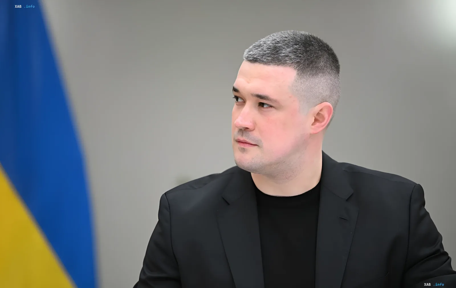 Президент Украины Владимир Зеленский на фоне украинского флага, обсуждающий развитие баллистических ракет