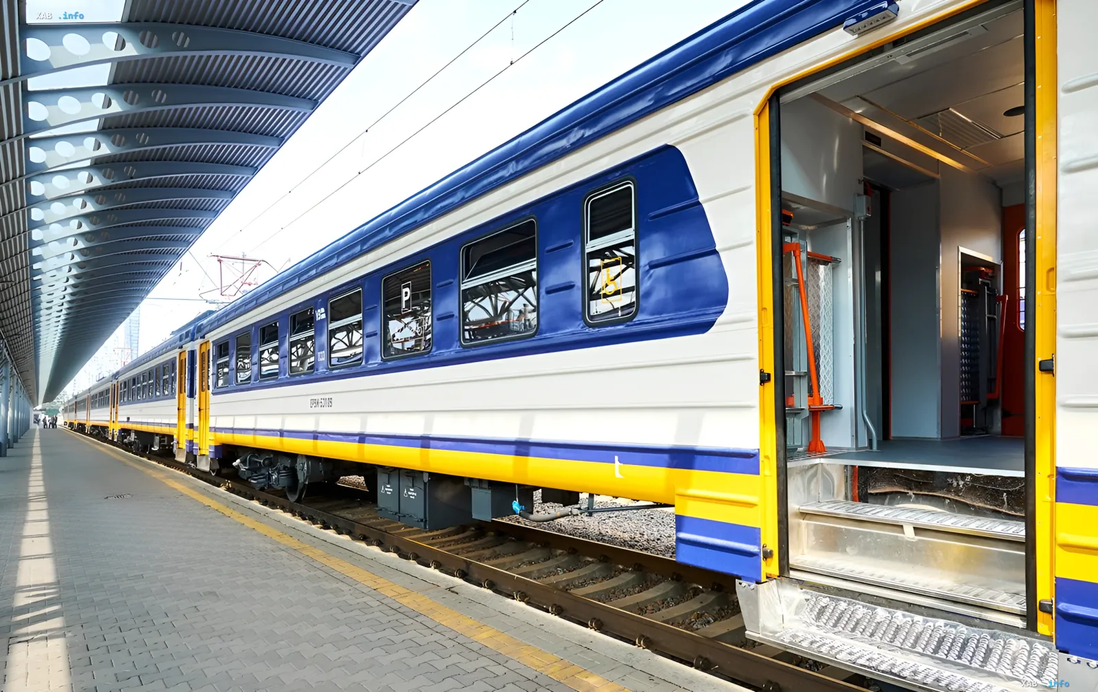 Ukrzaliznytsia-Personenzug am Bahnhof, bereit zur Abfahrt in die Karpaten – Teil zusätzlicher Kyjiw-Verbindungen