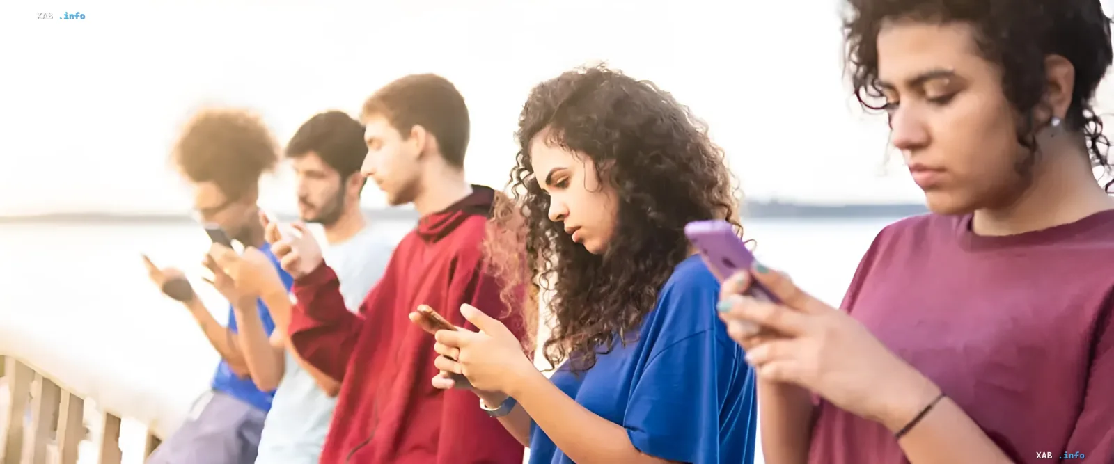 Teenager in Großbritannien, fasziniert von Smartphones, vor dem Hintergrund der Reform des Verbots sozialer Medien für Minderjährige