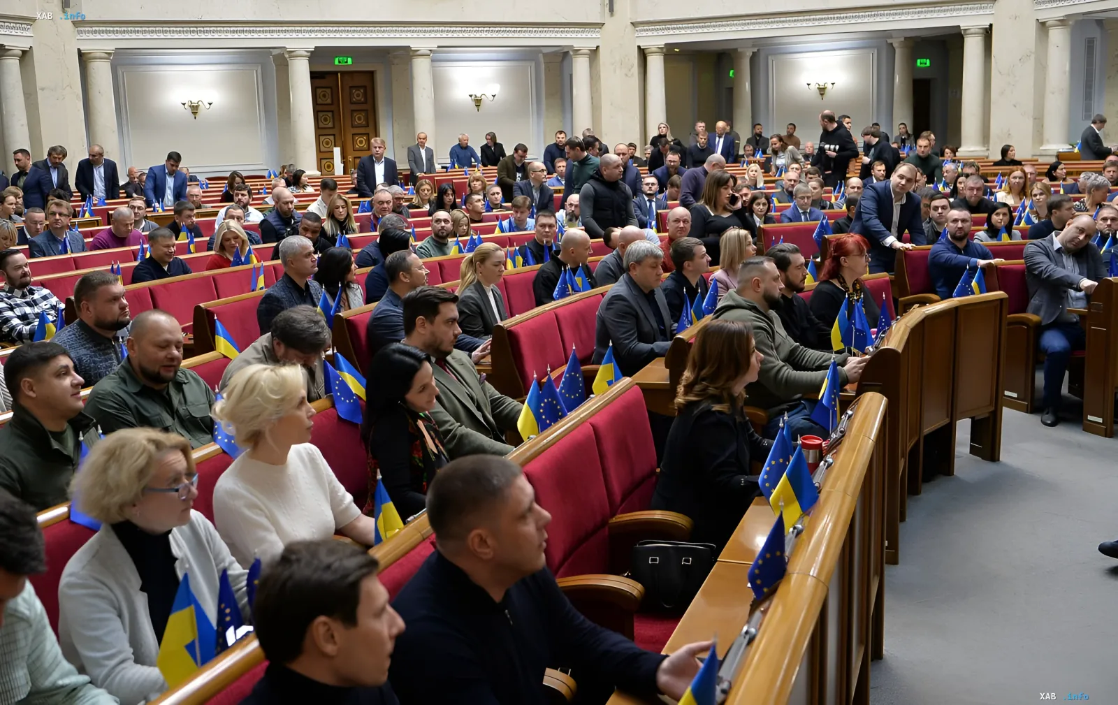 Депутаты Верховной Рады на заседании с флагами Украины и ЕС на фоне обсуждения блокировки оборонного бюджета