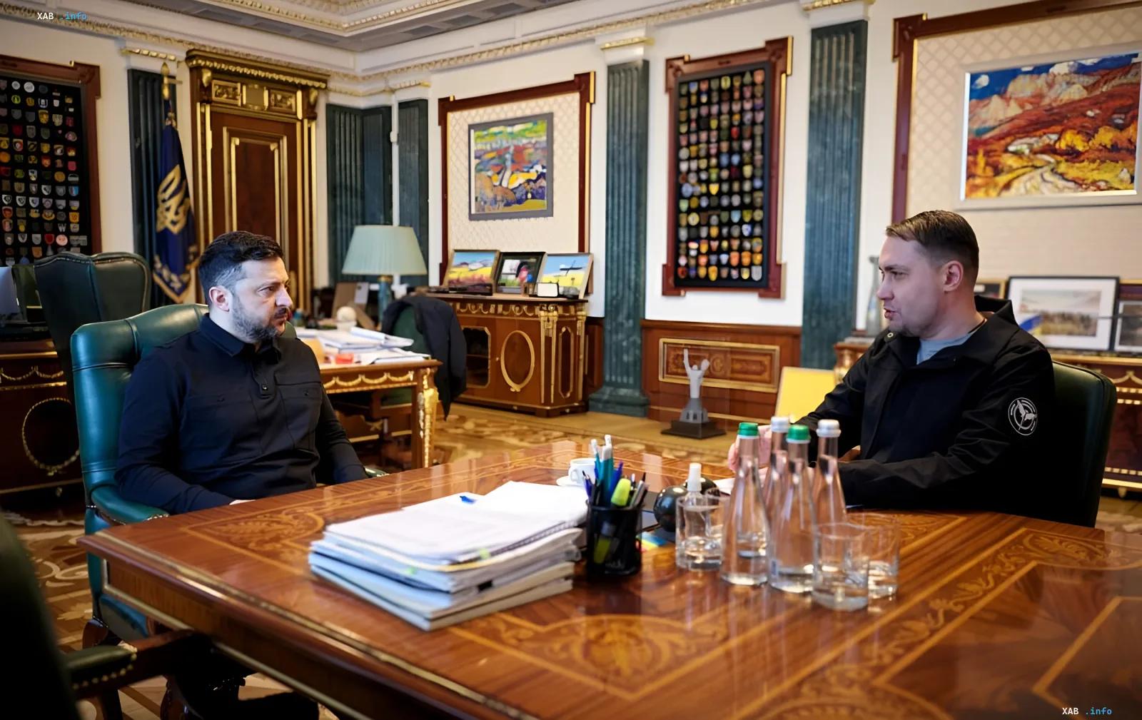 Президент Украины Владимир Зеленский и глава СБУ Кирилл Буданов ведут переговоры за столом в кабинете, обсуждая вопросы безопасности и баланс сил