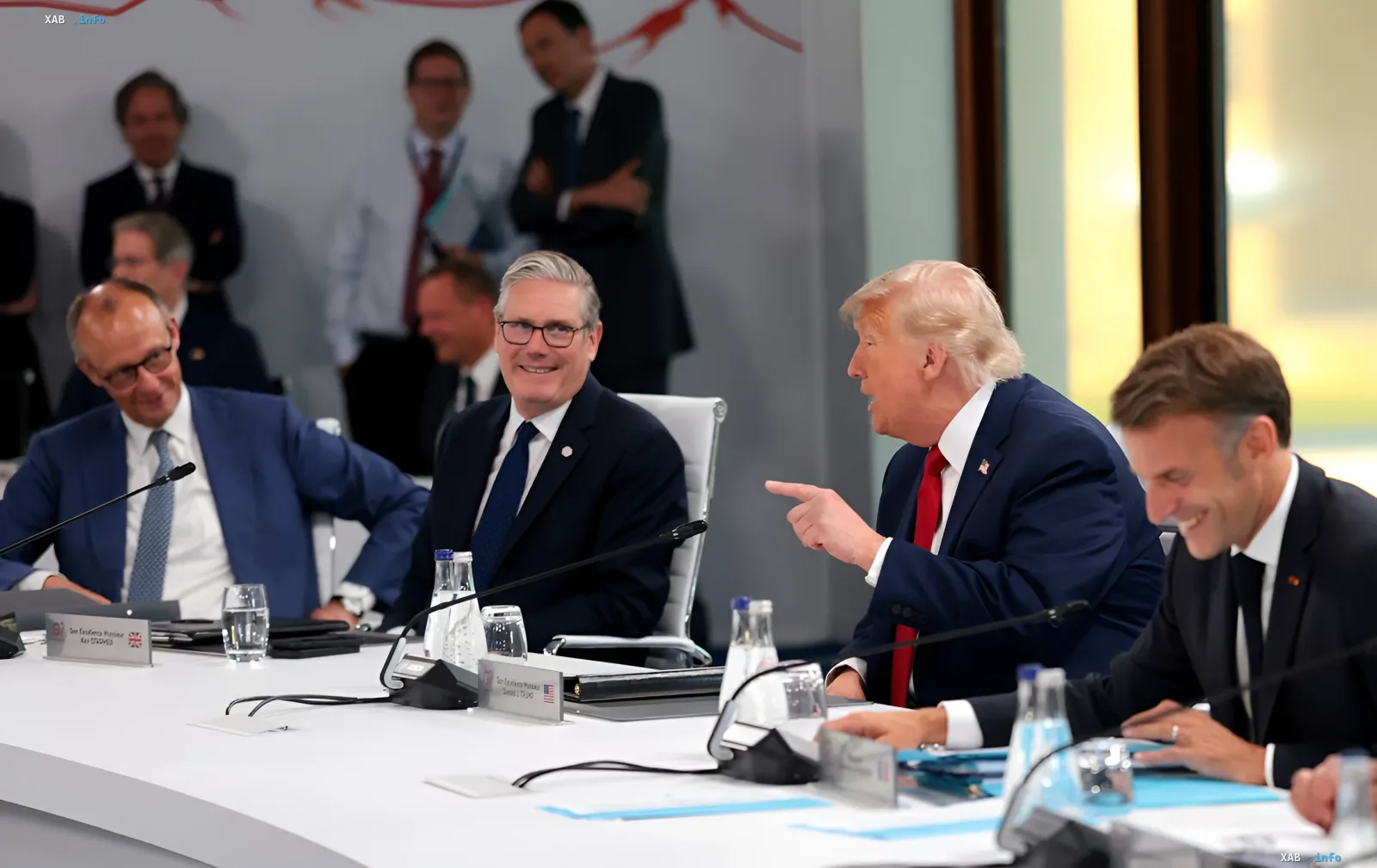 Лидеры стран G7, включая Дональда Трампа, Эммануэля Макрона и Кевина О'Коннелла, обсуждают детали соглашения о разрешении Украине производить дальнобойное оружие на саммите.