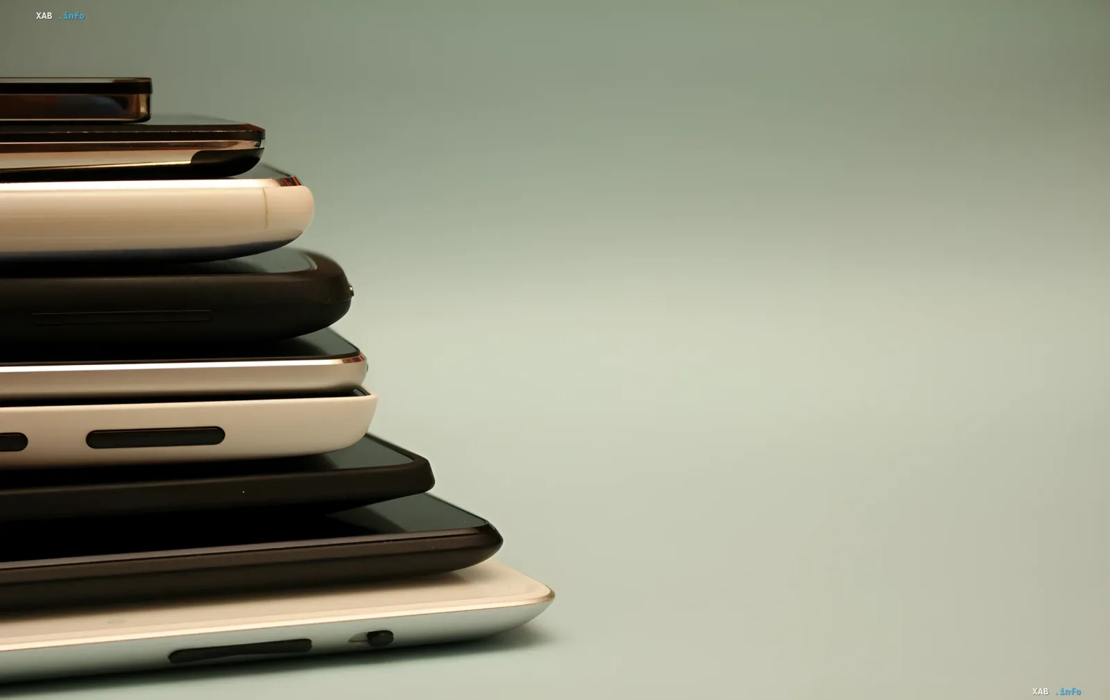 Stapel alter Smartphones, der die Umwandlung veralteter Geräte in verteilte Rechenzentren für KI symbolisiert