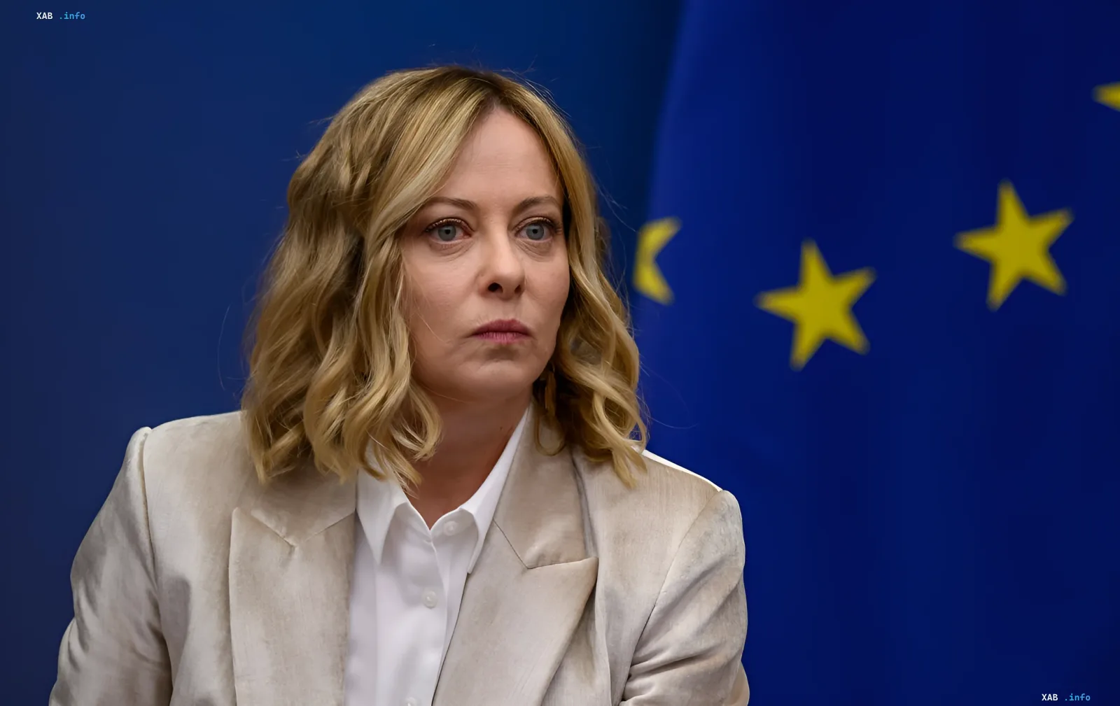 Джорджа Мелони на фоне флага ЕС: готовится представить кандидатуру переговорщика по Украине