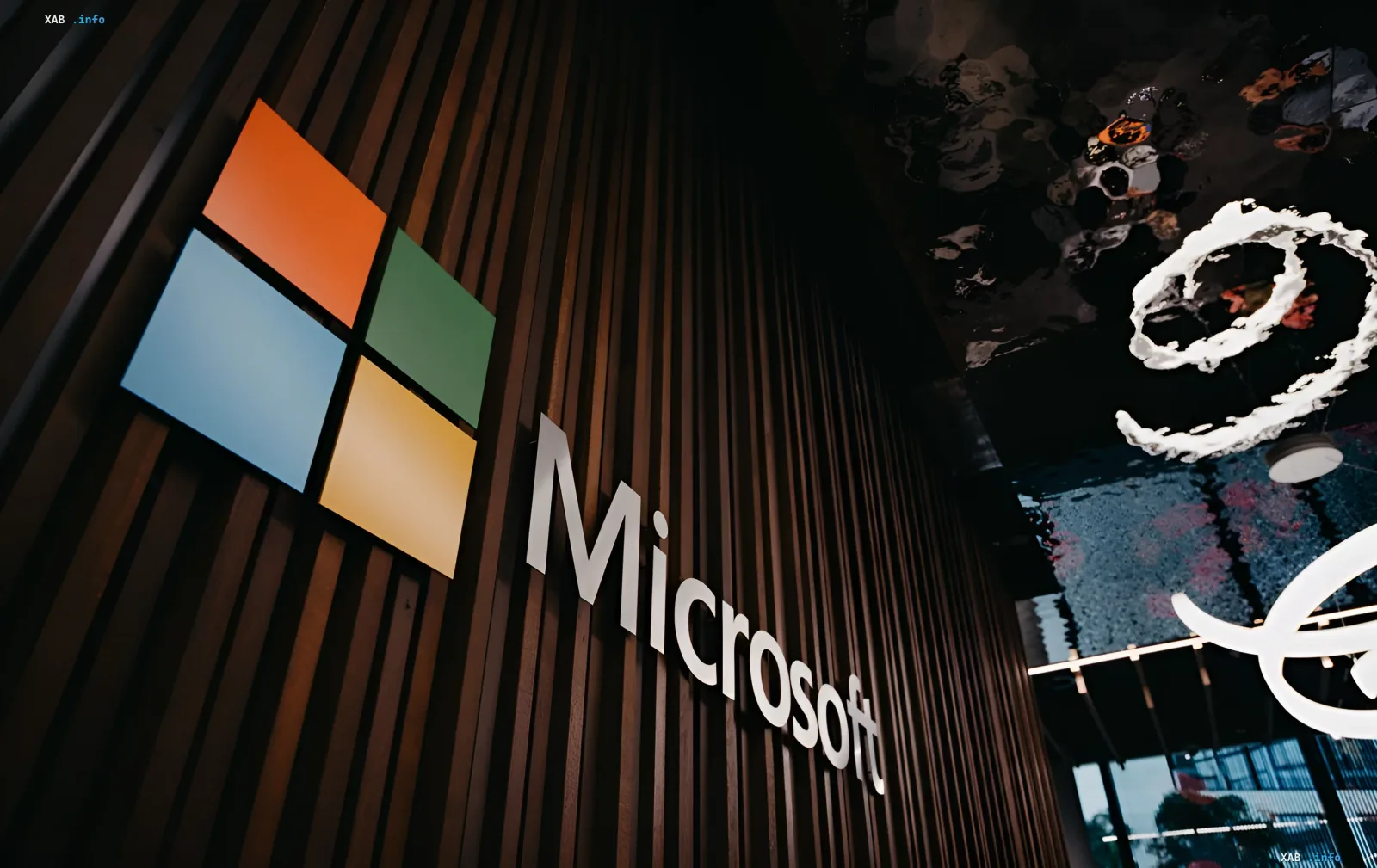 Логотип Microsoft на стіні офісу, що символізує корпорацію, чиї захист Copilot було зламане хакерами, що вимагало термінового патчу.