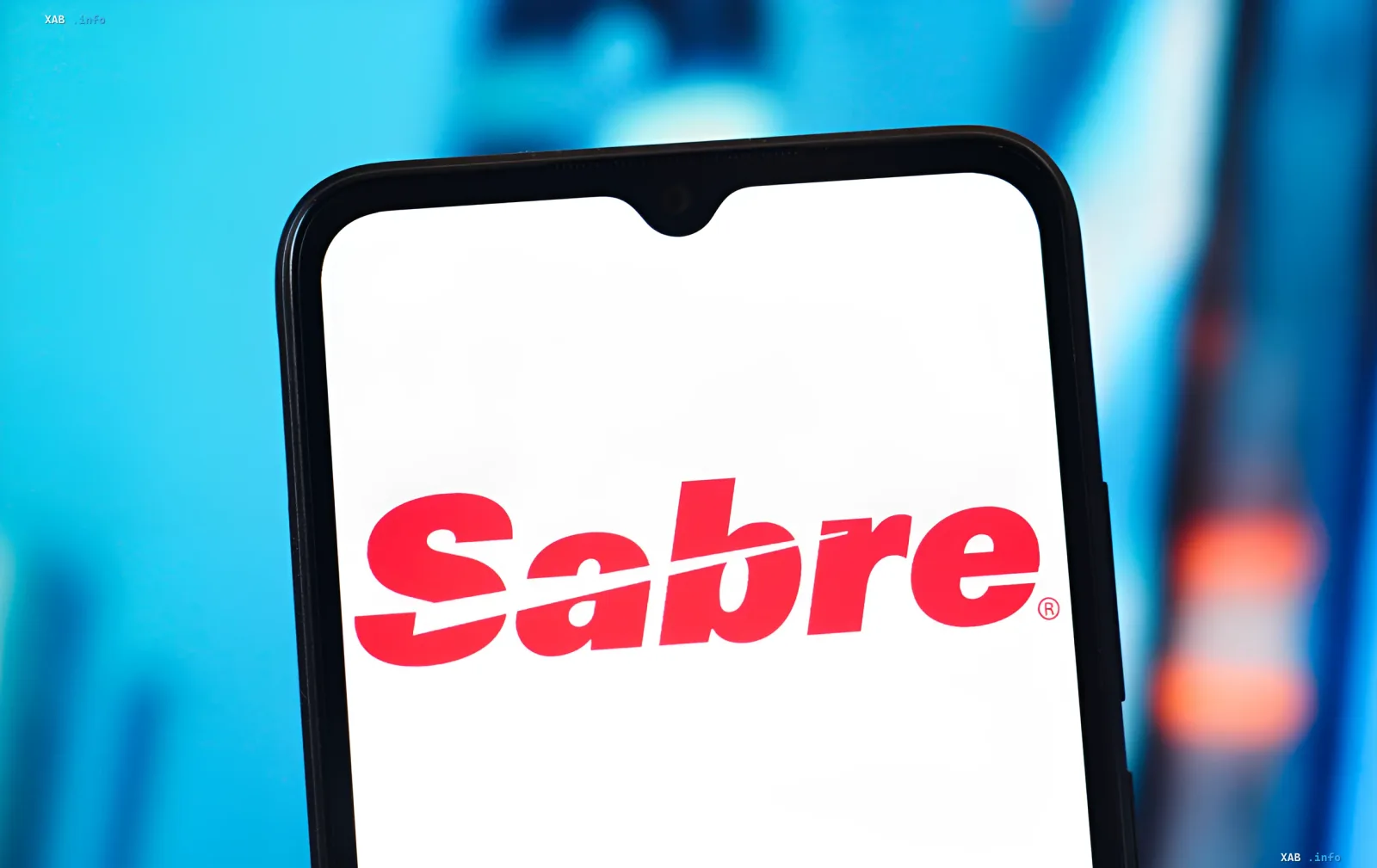 Логотип Sabre на экране смартфона — символ компании, получившей рекордный штраф за обход санкций против «Уральских авиалиний»