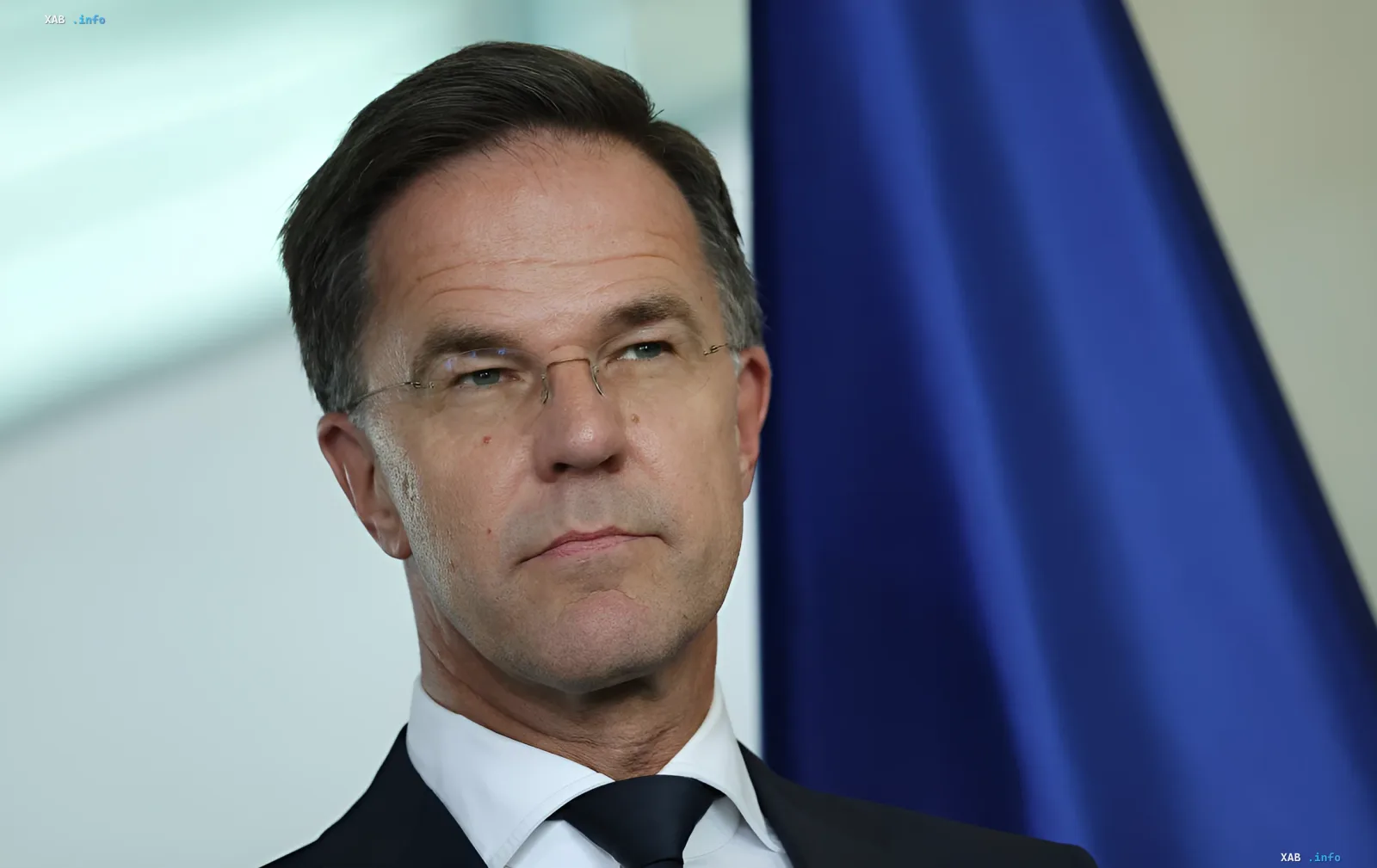 Mark Rutte vor der NATO-Flagge diskutiert Chinas militärische Unterstützung für Russland