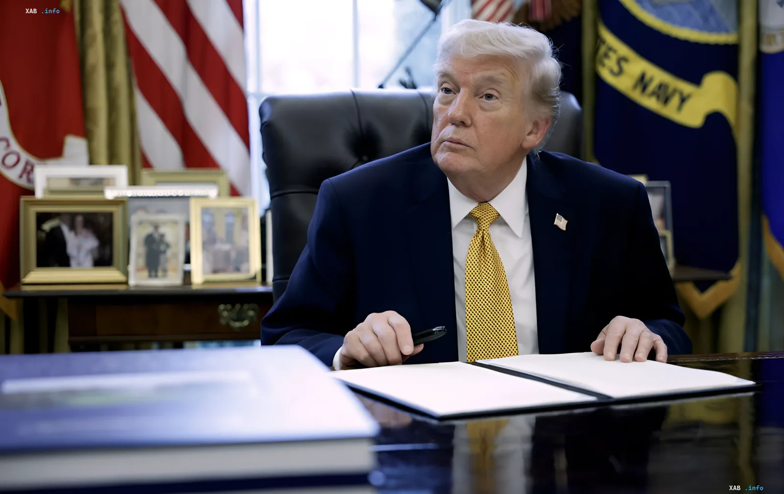 Дональд Трамп за столом в Овальному кабінеті, тримаючи ручку над документами, у контексті підготовки до підписання Ісламабадського меморандуму між США та Іраном