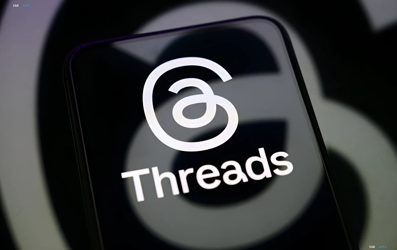 Логотип Threads на екрані смартфона, що символізує ріст популярності платформи до 500 мільйонів користувачів