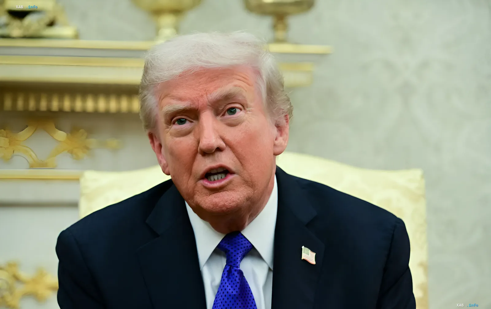 Дональд Трамп в костюме с американским флагом на лацкане, обсуждающий войну в Украине и необходимость диалога между Зеленским и Путиным