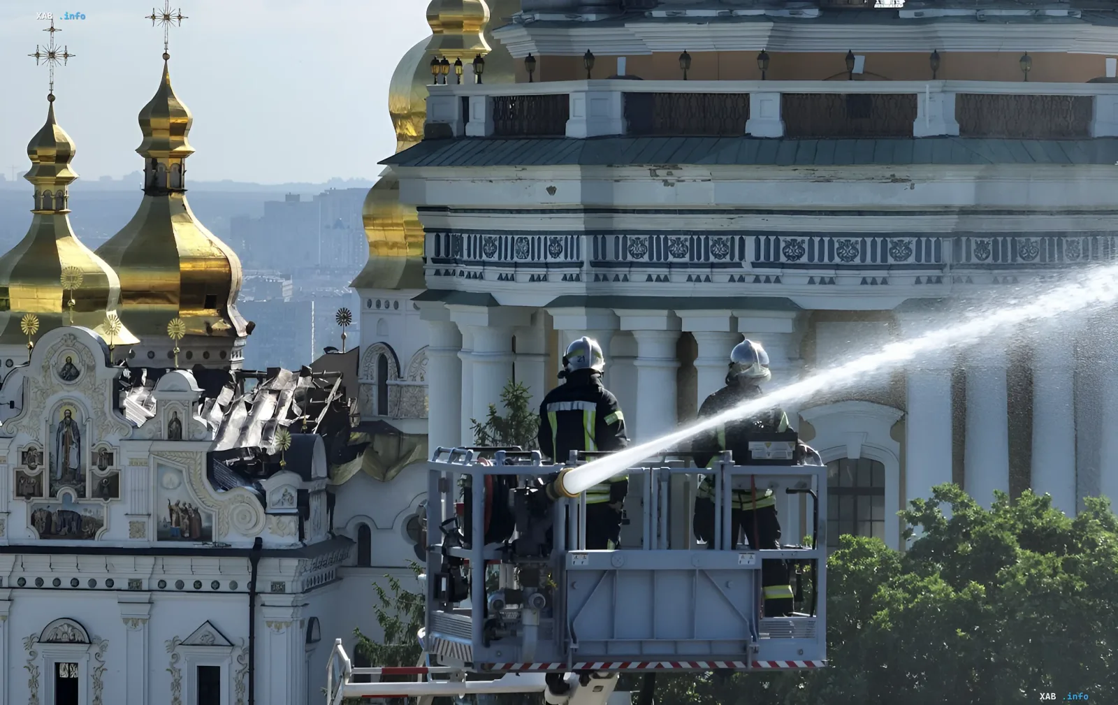 Пожарные тушат последствия атаки дрона на Успенский собор Киево-Печерской лавры, видны поврежденные золотые купола