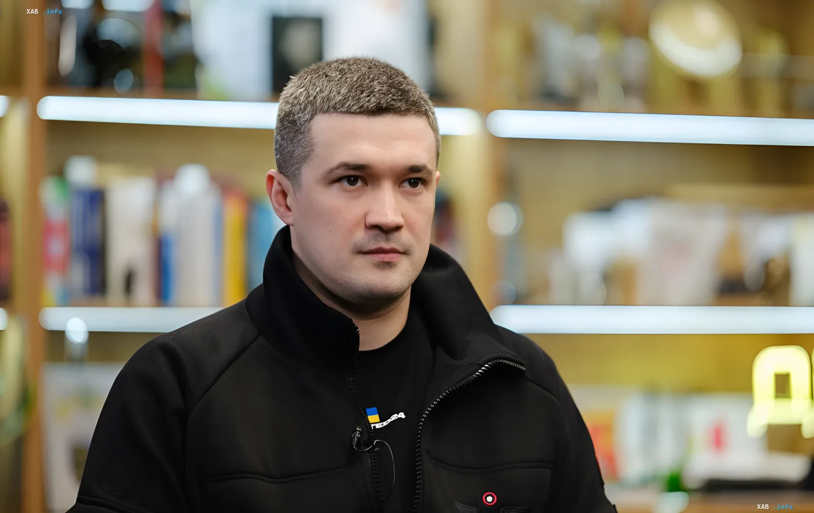 Руководитель украинского военного ведомства в студии, обсуждающий запрос на 20 млрд долларов военной помощи от союзников