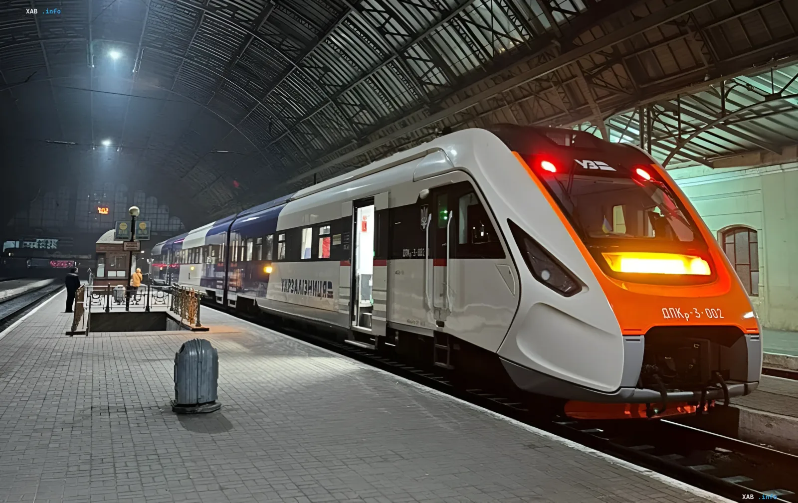 Moderne Hochgeschwindigkeitszug der Ukrzaliznytsia am Bahnhofsteig, bereit für die Abfahrt auf der Strecke Kiew — Lwiw