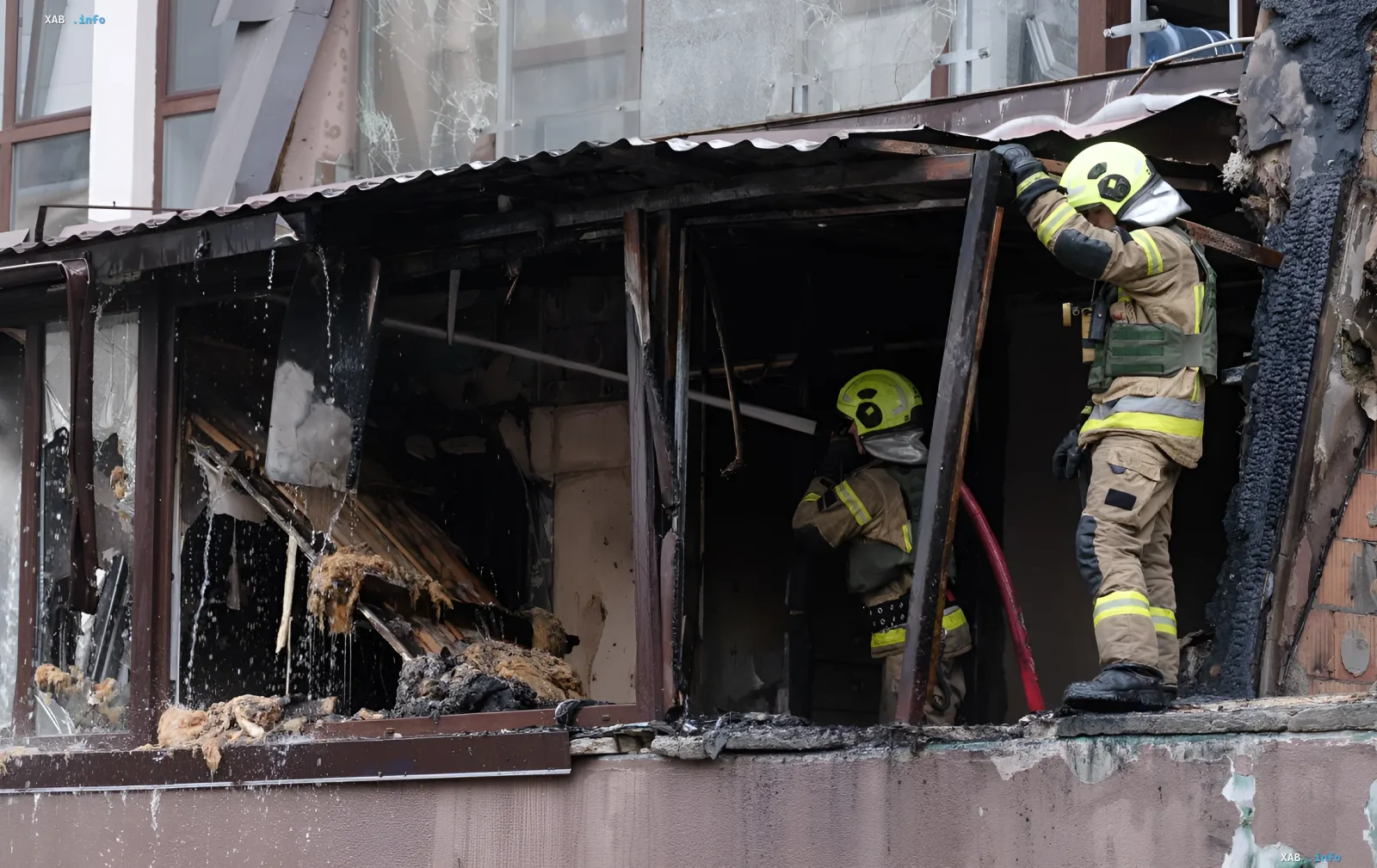 Пожарные тушат возгорание в поврежденном здании после атаки — символ необходимости восстановления предприятий в Украине