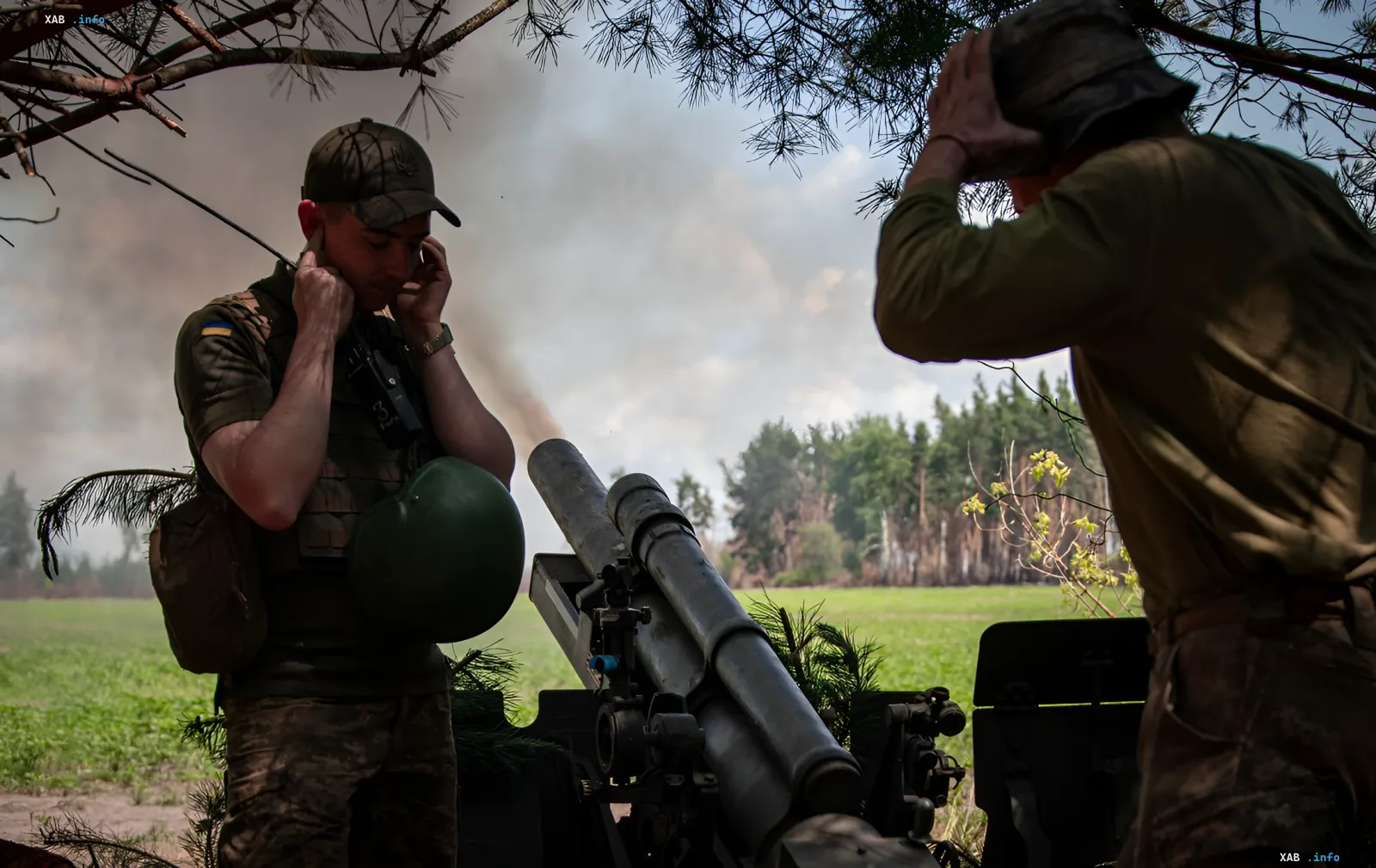 Украинские военные у артиллерийского орудия в лесу на фоне дыма — иллюстрация обстрелов тылов и буферной зоны