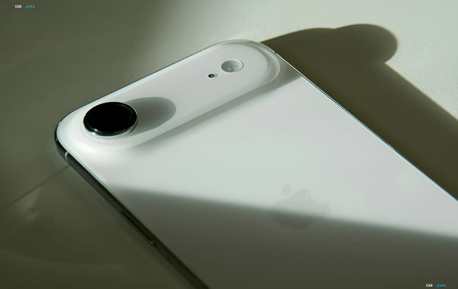 Weißer iPhone Air 2 mit verbesserter Kamera und Apple-Logo im Hintergrund
