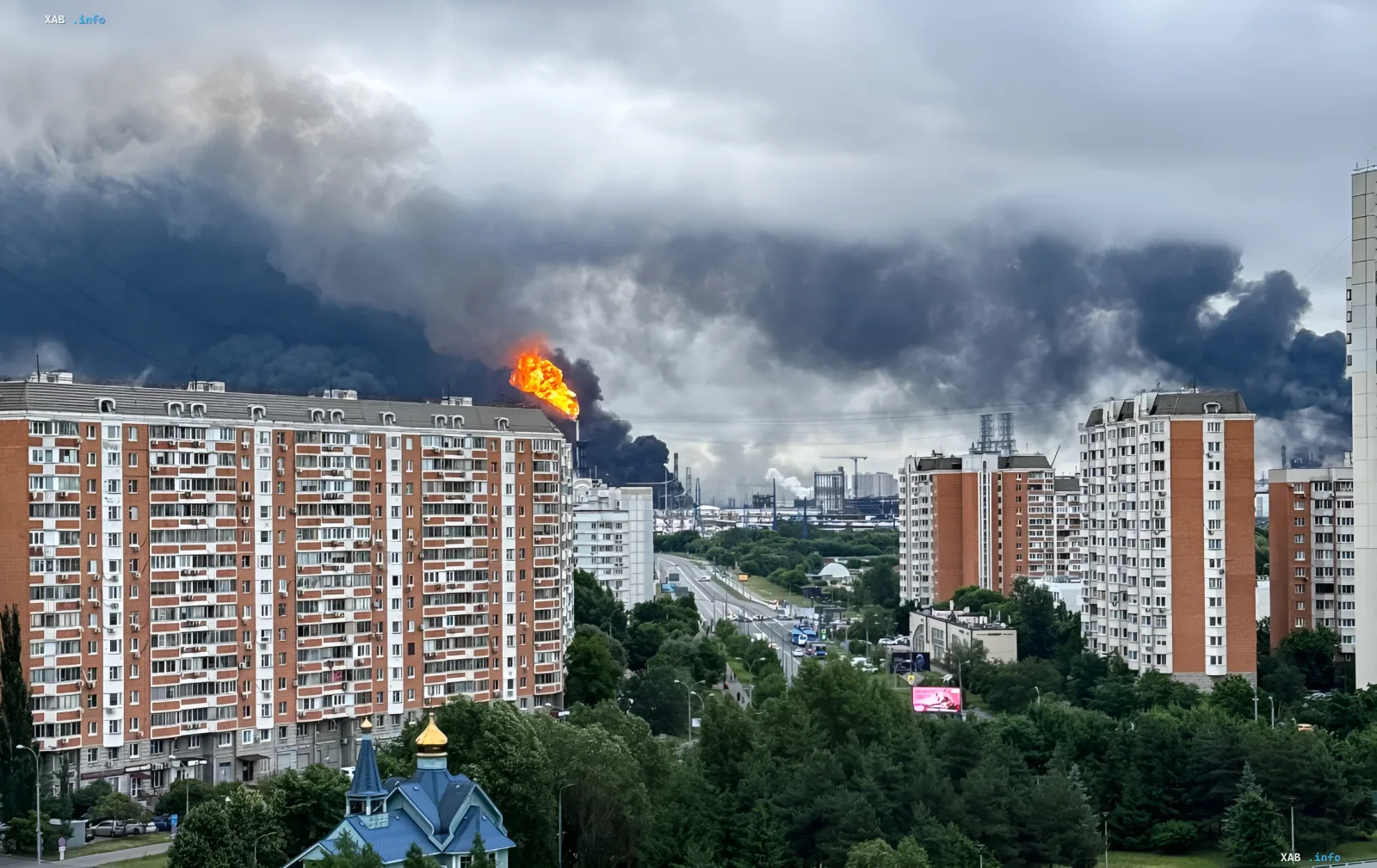 Взрыв на нефтеперерабатывающем заводе в Москве после атаки дронов, густой черный дым над жилыми домами
