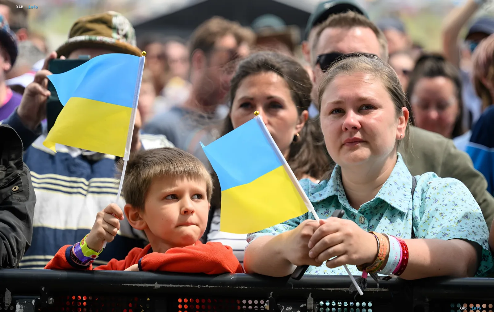 Ukrainische Kinder und Erwachsene mit ukrainischen Flaggen bei einer Demonstration in Europa, die den Widerstand gegen russischen Einfluss symbolisieren