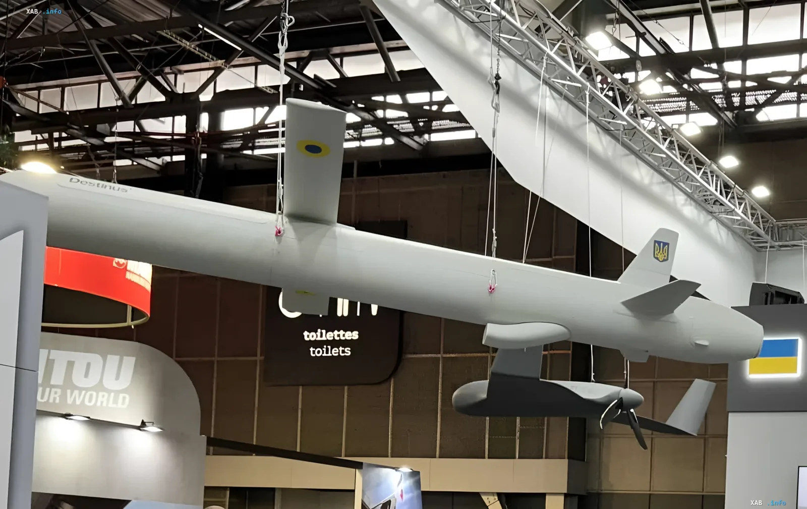Дрон Hornet с украинской символикой, демонстрирующий передовые технологии ИИ-управления