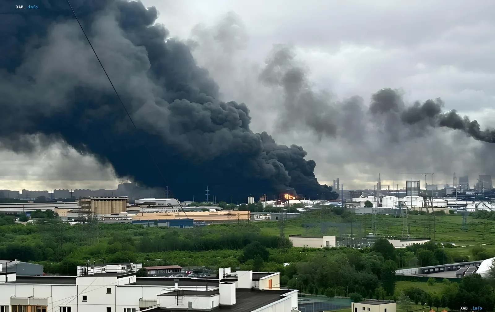 Густой черный дым поднимается над территорией Московского НПЗ после атаки, охватывая небо и промышленные здания