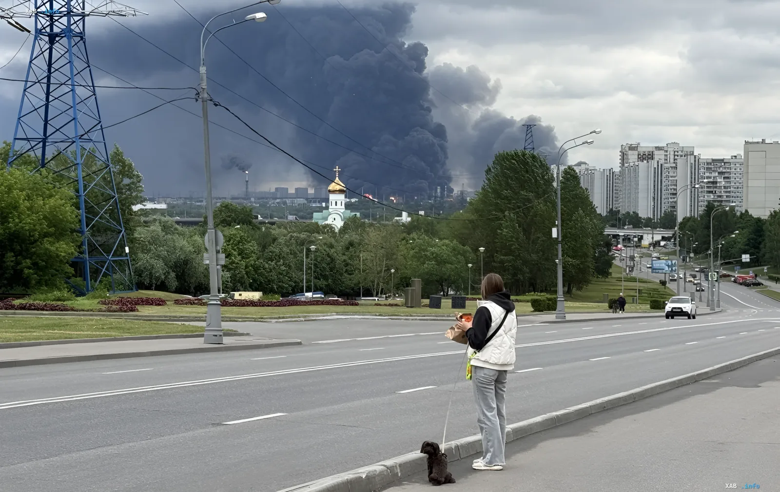 Dichter schwarzer Rauch von einem Feuer steigt über eine Industriezone in Moskau vor dem Hintergrund von Wohngebieten auf und illustriert die von Selensky gewarnte Bedrohung neuer Angriffe
