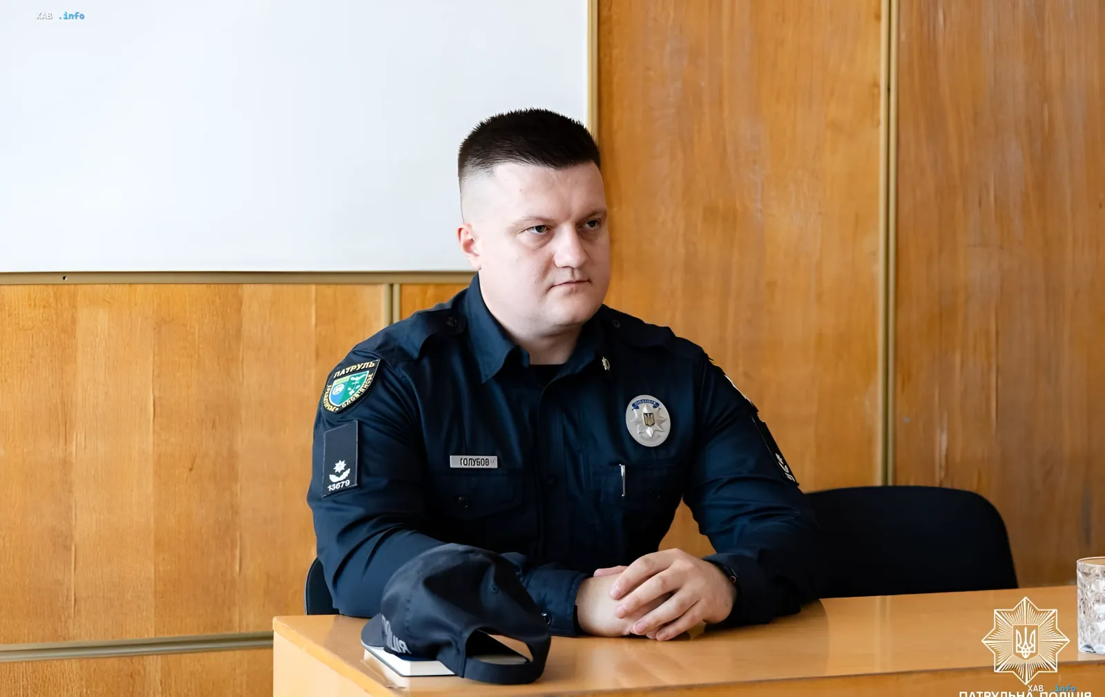 Major der ukrainischen Streifenpolizei, neuer Leiter der Kyiver Streifenpolizei, sitzt am Tisch in Uniform mit Abzeichen 'Patrouille' und Namensschild 'GOLUBOY'