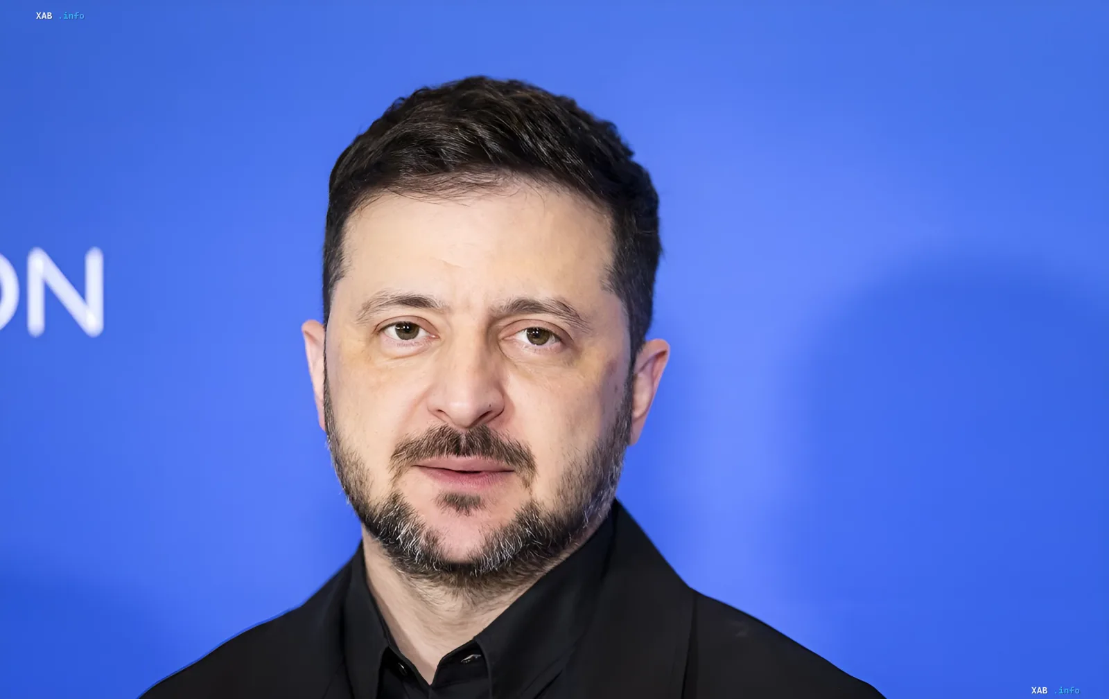 Präsident der Ukraine Wolodymyr Selenskyj vor einem blauen Banner, das Leben seiner Tochter während des Krieges diskutierend